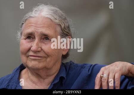 Doris Lessing Autorin, Novelsit, Schriftstellerin, auf dem Edinburgh International Book Festival, Edinburgh, Schottland, August 2003. Stockfoto