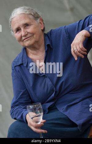 Doris Lessing Autorin, Novelsit, Schriftstellerin, auf dem Edinburgh International Book Festival, Edinburgh, Schottland, August 2003. Stockfoto