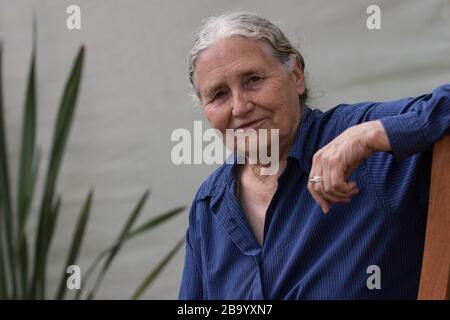 Doris Lessing Autorin, Novelsit, Schriftstellerin, auf dem Edinburgh International Book Festival, Edinburgh, Schottland, August 2003. Stockfoto