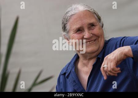 Doris Lessing Autorin, Novelsit, Schriftstellerin, auf dem Edinburgh International Book Festival, Edinburgh, Schottland, August 2003. Stockfoto