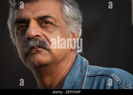 Tariq Ali, ein britischer pakistanischer Historiker, Romanautor, Filmemacher, politischer Aktivist und Kommentator, auf dem Edinburgh International Book Festival, Edinburgh, Schottland, August 2003. Stockfoto