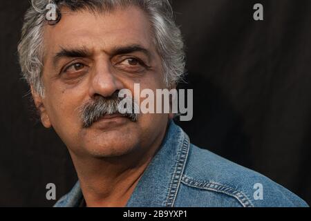 Tariq Ali, ein britischer pakistanischer Historiker, Romanautor, Filmemacher, politischer Aktivist und Kommentator, auf dem Edinburgh International Book Festival, Edinburgh, Schottland, August 2003. Stockfoto