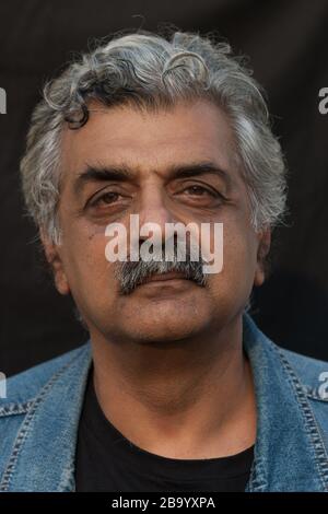 Tariq Ali, ein britischer pakistanischer Historiker, Romanautor, Filmemacher, politischer Aktivist und Kommentator, auf dem Edinburgh International Book Festival, Edinburgh, Schottland, August 2003. Stockfoto