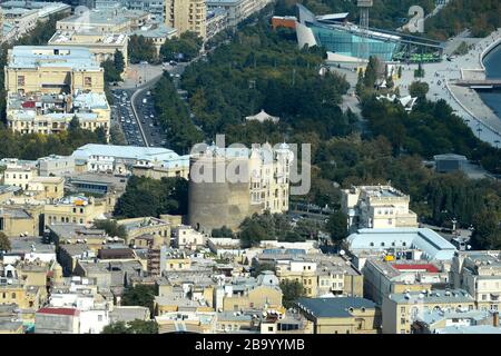 Luftbild Baku, Aserbaidschan in der Kaukasusregion. Die Altstadt von Baku mit dem Maiden Tower ist in der ummauerten Stadt zu sehen. Stockfoto