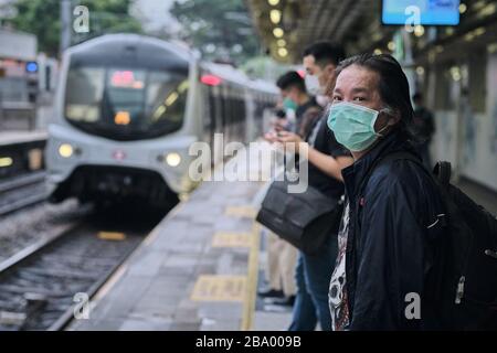 Hongkong, Hongkong. März 2020. Ein Mann, der auf einen Zug wartet, der eine Gesichtsmaske als präventive Maßnahme während der Corona-Virus-Pandemie trägt.Hongkong hat bisher von insgesamt 410 bestätigten Fällen des Corona-Virus der COVID-19 berichtet und 4 Menschen sind in der Folge gestorben. Gutschrift: Tang Yan/SOPA Images/ZUMA Wire/Alamy Live News Stockfoto