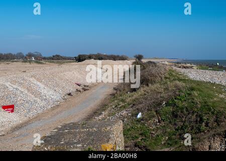 Neue temporäre Meeresverteidigung am Climping Beach England nach Winterstürmen beschädigte die alten Seeverteidigungen. Stockfoto