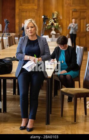 Die stellvertretende erste Ministerin Michelle O'Neill (links) und die erste Ministerin Arlene Foster (rechts) hören Gesundheitsministerin Robin Swann und Chief Medical Officer Michael McBride bei den nordirischen Führungskräften täglich auf die Reaktion auf die Covid-19-Krise in der Long Gallery, Parliament Buildings, Stormont, Belfast. Stockfoto