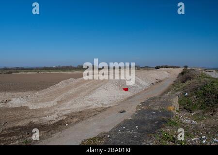 Neue temporäre Meeresverteidigung am Climping Beach England nach Winterstürmen beschädigte die alten Seeverteidigungen. Stockfoto