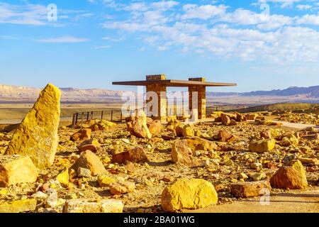 Blick auf Aussichtspunkt und Landschaft, entlang der Ramon Colors Route, in Makhtesh Ramon (Ramon Crater), der Negev-Wüste, Südisraelisch Stockfoto