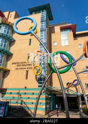 Bristol Royal Hospital for Children und Lollipop Be-Bop Sculpture an der Upper Maudlin Street im Zentrum von Bristol UK Stockfoto