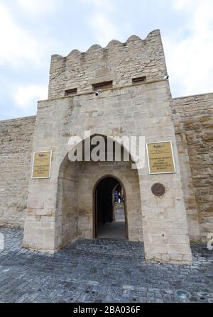 Eingangstor des Ateshgah-Tempels staatliches historisches Architekturreservat, in dem Zoroastrianismus und hinduismus praktiziert wurden. Feuertempel in Aserbaidschan. Stockfoto