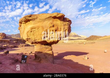 Blick auf die Landschaft und die Felsformation Mushroom, im Tal der Timna, in der Wüste Arava, im Süden Israels Stockfoto