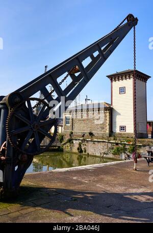 Pumpenhaus der Prince Street Swing Bridge und Speicherturm mit Dockside Kran am Bristol Floating Harbor UK Stockfoto