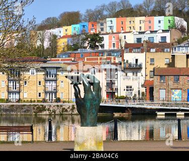 'Green Hand of a River God' von Vincent Woropay eine Bronze-Skulptur in Baltic Wharf am schwimmenden Hafen von Bristol mit farbenfrohem Clifton Wood Beyond Stockfoto