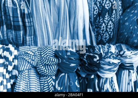 Auswahl an farbenfrohen Frauen Schals am lokalen Markt. Farbe des Jahres 2020 Classic blau getönt Stockfoto