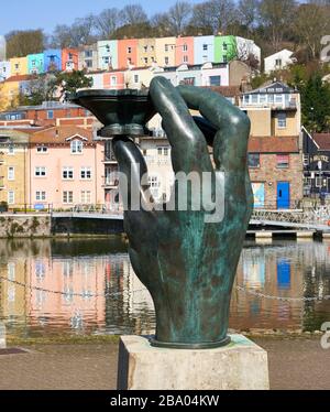 'Green Hand of a River God' von Vincent Woropay eine Bronze-Skulptur in Baltic Wharf am schwimmenden Hafen von Bristol mit farbenfrohem Clifton Wood Beyond Stockfoto