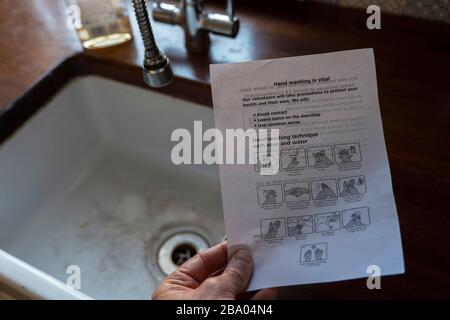 London, England. März 2020. Ein A5-Flyer mit Handwaschtechniken und Ratschlägen während der Coronavirus-Pandemie. Stockfoto