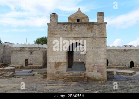 Zentraltempel am Atashgah-Tempel staatliches historisches Architekturreservat in der Nähe von Baku, Aserbaidschan. Feuertempel von Baku zeigt eine Flamme für Zoroastrier. Stockfoto