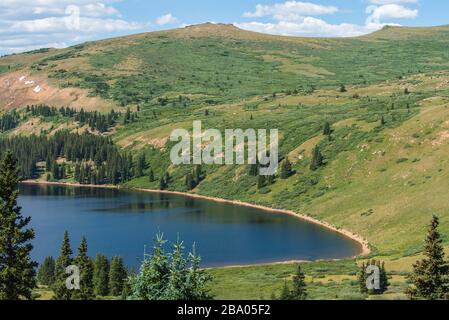 Die Landschaft des großen Sees, umgeben von grünen Hügeln entlang des Guanella Passes in Colorado Stockfoto