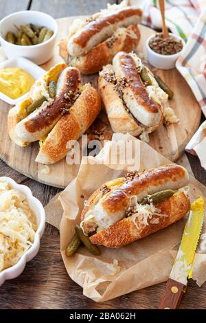 Leckere Wurst Hot Dogs mit Sauerkraut und Senf Stockfoto