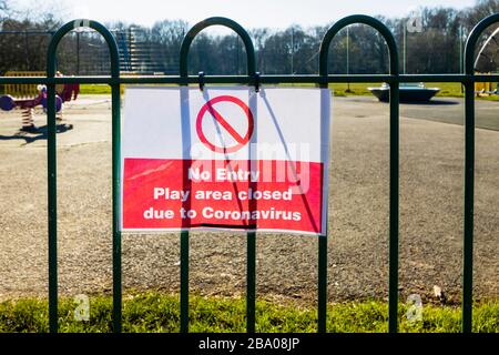 Lockdown: Schild auf Geländer eines Spielplatzes für Kinder in einem Park: Kein Eintritt; Spielbereich wegen Coronavirus geschlossen: St. John's Lye, Woking, Surrey Stockfoto