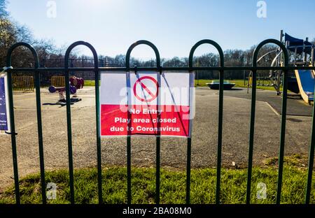 Lockdown: Schild auf Geländer eines Spielplatzes für Kinder in einem Park: Kein Eintritt; Spielbereich wegen Coronavirus geschlossen: St. John's Lye, Woking, Surrey Stockfoto