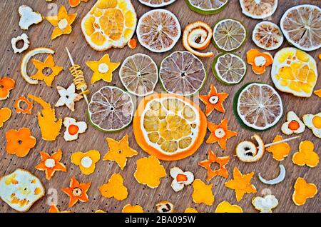 Getrocknete Orangen auf Holz. Trockene orangefarbene Schalen. Draufsicht Stockfoto