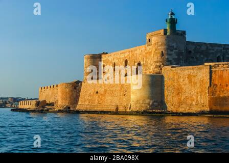 Castello Maniace und angehängter Leuchtturm in Siracusa, Sizilien Stockfoto