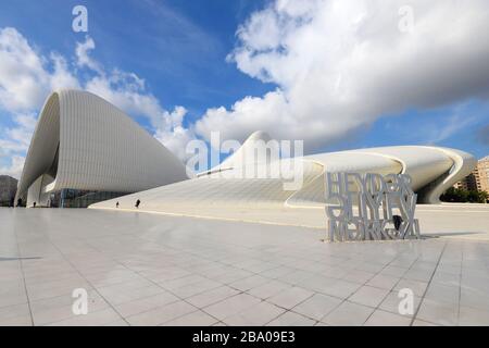 Heydar Alijew Kulturzentrum. Gebäudekomplex, der in Aserbaidschans Kopf Bakul errichtet wurde. Architektur im geschwungenen Stil, entworfen von Zaha Hadid Architekt. Stockfoto