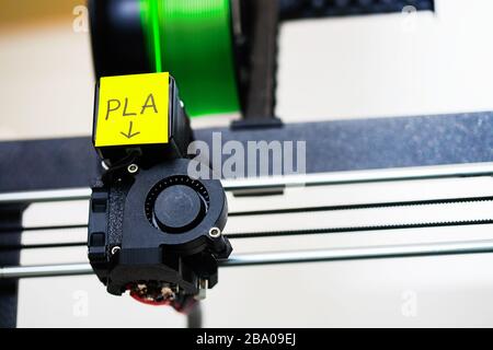 Ein 3D-Drucker mit PLA-Filament, der den Druckkopf und die x-Achse anzeigt. Stockfoto