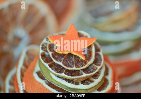 Getrocknete Früchte Mandarinen, Orangen und Limonen. Getrockneter Kalk, Orangen auf einem Metallofen. Natürliche Einrichtung auf Metallhintergrund. Stockfoto