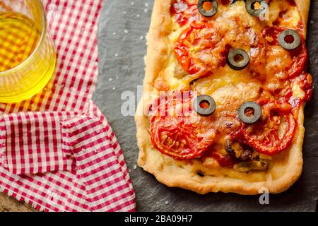 Parmesan Salami lange Pizza auf Holzbrett. Pfefferoni und Paprika über KäsepPizza Stockfoto