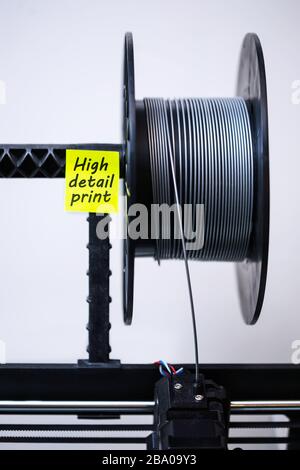 Ein 3D-Druckerkopf mit geladenem Filament und einer Spule aus PLA-Material für detailreiche 3D-Drucke. Stockfoto
