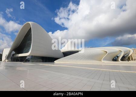 Frontansicht des Heydar Aliyev Kulturzentrums in Baku, Aserbaidschan. Architektur im geschwungenen Stil von Zaha Hadid. Kulturzentrum. Moderne Konstruktion. Stockfoto