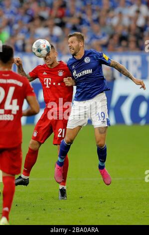 Schalke, Veltins-Arena, 24.08.19: Lucas Hernandez (FC Bayern München, Links) im Zweikampf mit Guido Burgstaller (FC Schalke 04) im Spiel der 1. Bundesanzeichen Stockfoto