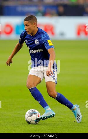 Schalke, Veltins-Arena, 24.08.19: Amine Harit (FC Schalke 04) am Ball im Spiel der 1. Bundesliga zwischen dem FC Schalke 04 und dem FC Bayern München in der S Stockfoto