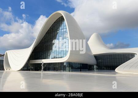 Heydar Alijew Kulturzentrum in Baku, Aserbaidschan. Architekturstil von Zaha Hadid. Fließendes und geschwungenes Gebäude mit weißem Beton und Glas. Stockfoto