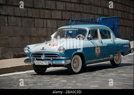 Moskau, Russland, Wolga GAZ 21 erste Serie, Gorkyclassic-Oldtimer-Rennen durch die Straßen der Stadt, stilisiert Stockfoto