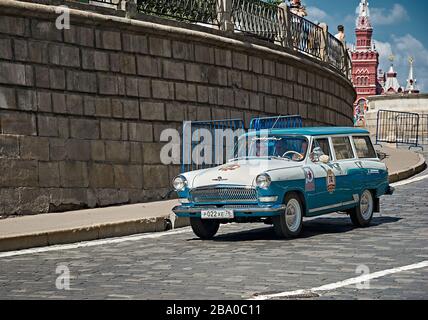 Moskau, Russland, Wolga GAZ-22, Gorkyclassic-Oldtimer-Rennen durch die Straßen der Stadt, stilisiert Stockfoto