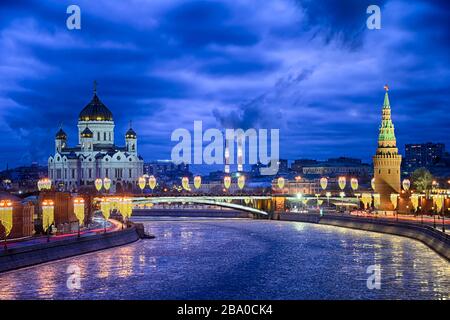 = Winterlandschaft des eisigen Moskwa-Flusses und Moskau-Wahrzeichen in der Blauen Stunde = Nacht Moskauer Winterlandschaft in der blauen Stunde mit Blick von Bolschoi-Moskvorets Stockfoto