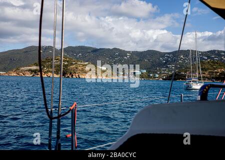 Entspannen Sie sich auf den Jungferninseln auf dem Boot Stockfoto