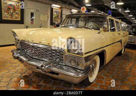 Ambulance GAZ 13S 'Chaika' (die Möwe) - Frontansicht Stockfoto