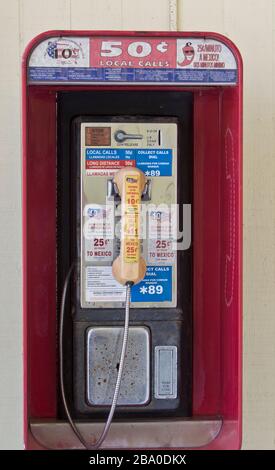 Klassische Münzautomaten öffentliche Telefonzelle mit Empfänger, Münze Steckplatz freigeben. Stockfoto