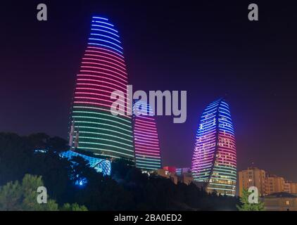 Flame Towers nachts in Baku, Aserbaidschan. Moderne Gebäude, die mit aserianischen Flaggenfarben beleuchtet sind. Konstruktion in Form einer Flamme im Kaukasus. Stockfoto