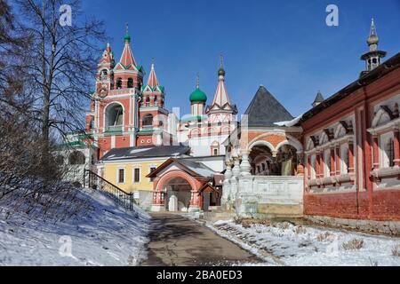 Das Ensemble des Klosters Sawwino-Storoschewski am Ende des Winters. Swenigorod, Russland. Stockfoto