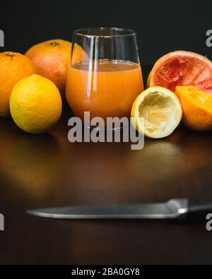 Ein Glas frisch gepresster Fruchtsaft und frische Zitronenorange und Grapefruit Stockfoto