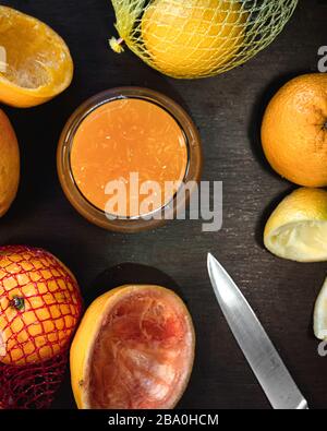 Ein Glas frisch gepresster Fruchtsaft und frische Zitronenorange und Grapefruit Stockfoto