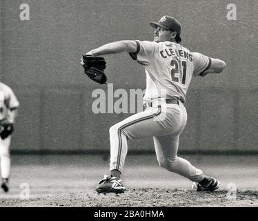 Toronto Blue Jays Pitcher Roger Clemens Pitching gegen die Boston Red Sox im Fenway Park in Boston Ma USA 1997 Foto von Bill belknap Stockfoto