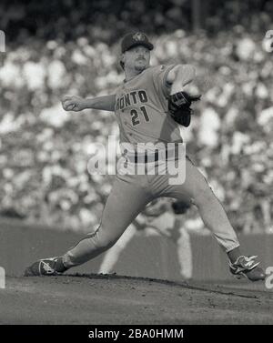 Toronto Blue Jays Pitcher Roger Clemens wirft seinen schnellen Ball gegen die Boston Red Sox im Fenway Park in Boston Ma USA 1997 Foto von Bill belknap Stockfoto