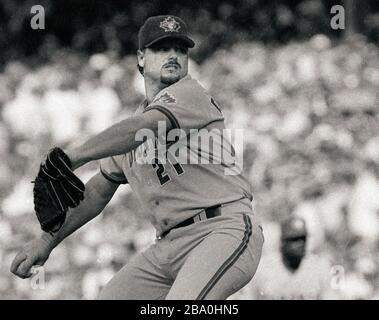 Toronto Blue Jays Pitcher Roger Clemens wirft seinen schnellen Ball gegen die Boston Red Sox im Fenway Park in Boston Ma USA 1997 Foto von Bill belknap Stockfoto